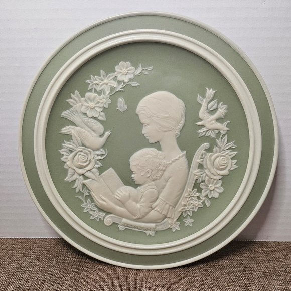 Franklin Porcelain by Adelaide Sundin Mothers Day 1977 Soft Green and Ivory - Picture 2 of 10